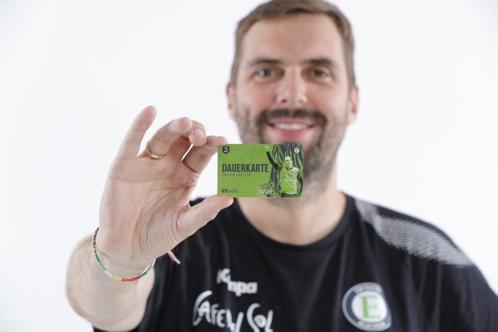 Christoph Scholz mit der Dauerkarte des HC Eintracht Hildesheim